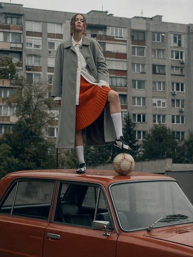 GPT Image 2: Fashion editorial photography в восточноевропейском urban стиле, высокая худощавая девушка стоит на крыше винтажного сов